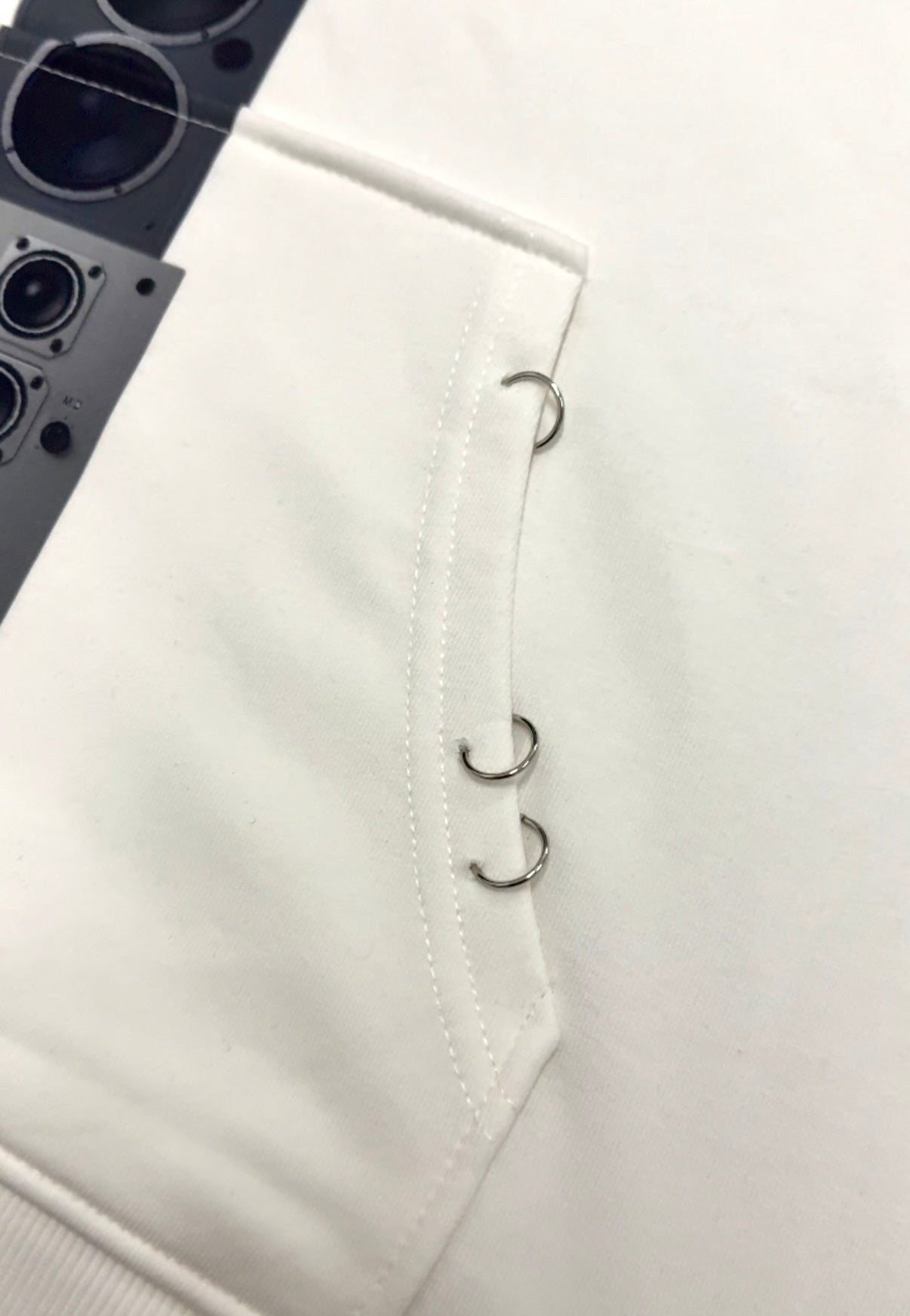 crosspeaker pierced hoodie white