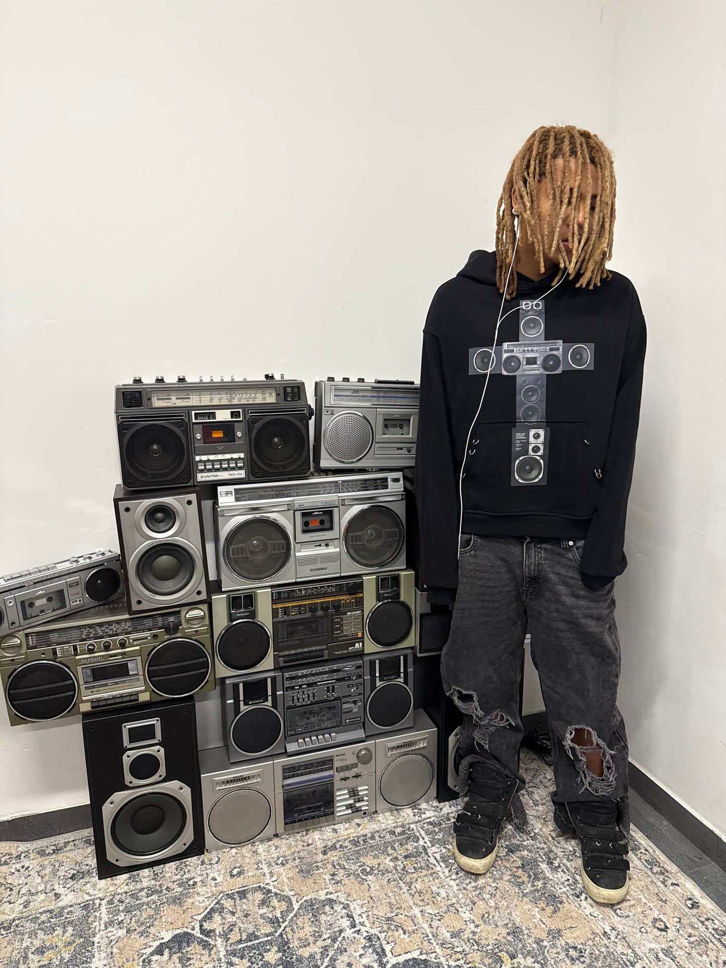 crosspeaker pierced hoodie black